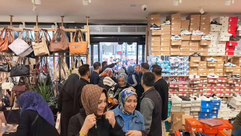 "10 liraya ayakkabı, çanta, kıyafet" izdihamı: İnsanlar birbirini ezdi