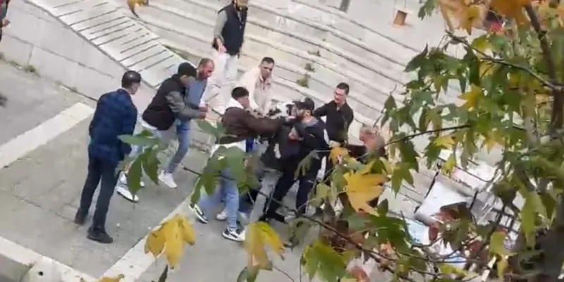 15 yaşındaki kıza taciz iddiası ağabeyi çıldırttı: 1'i ağır 2 yaralı