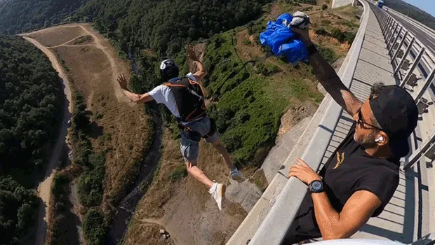 86 metrelik viyadükten paraşütle atladılar... Adrenalin dolu anlar görüntülendi