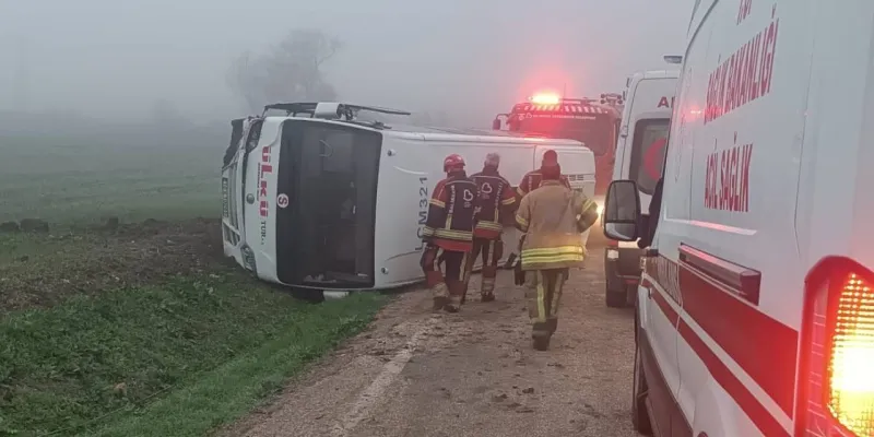 Balıkesir'de öğrencileri taşıyan servis devrildi: Yaralılar var!