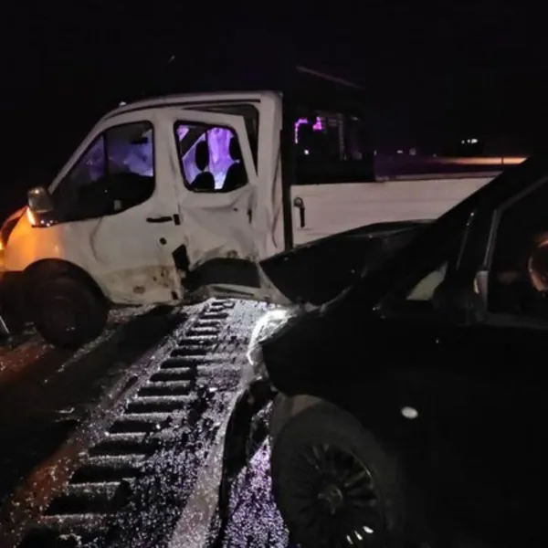 Çorum'da Feci Kaza! Kamyonet ve Minibüs Çarpıştı: 7 Yaralı!