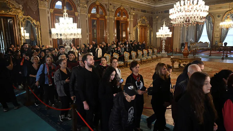 Dolmabahçe'de hüzün var: Ulu Önder Atatürk, son nefesini verdiği odada anıldı