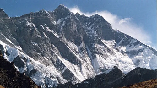 Dünyanın dördüncü en yüksek dağı Lhotse'de iki dağcı hayatını kaybetti