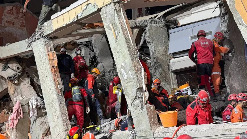 Kocaeli'de Bina Çöktü: 2 Kardeş Öldü, Arama Kurtarma Devam Ediyor!