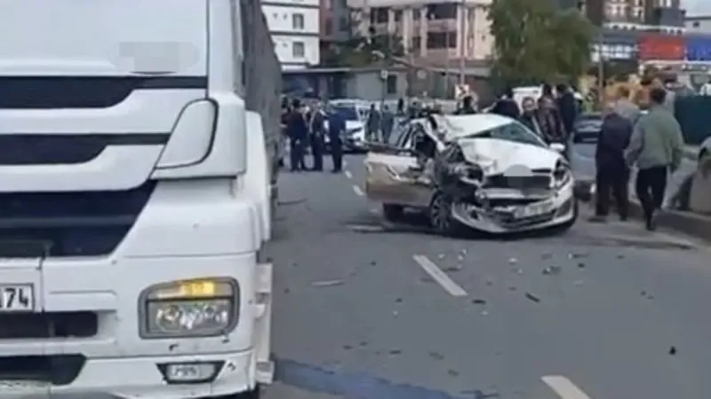İstanbul'da Feci Kaza! Otomobil Tıra Çarptı: 1 Ölü, 2 Yaralı
