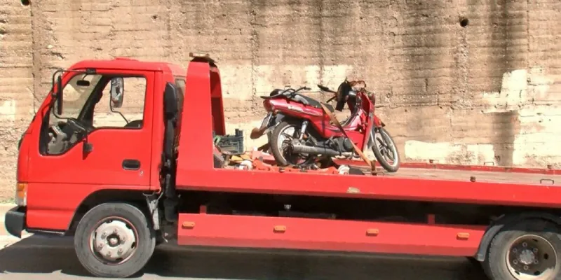 Motosiklet kamyonun altında kaldı: 1 kişi öldü