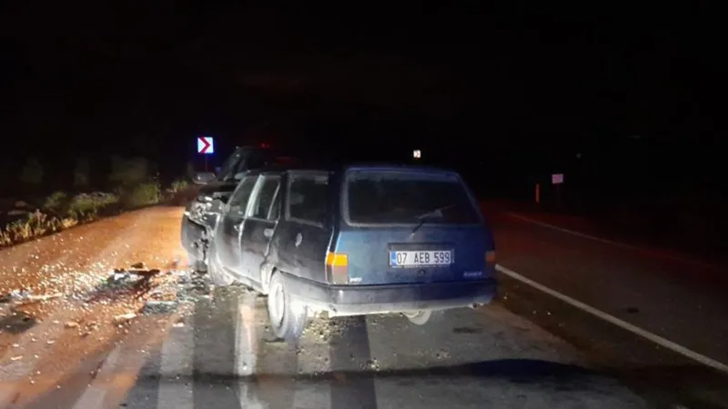 2 otomobil kafa kafaya çarpıştı: 3 yaralı