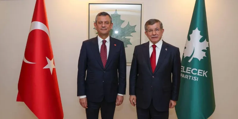 Ahmet Davutoğlu Özgür Özel'i tebrik etti