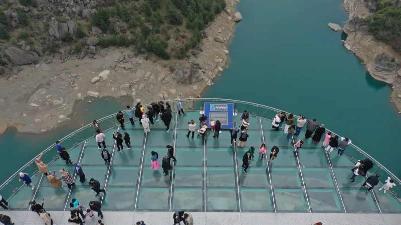 Ali Kayası Cam Teras'ı bayram tatilinde ziyaretçilerini ağırlıyor
