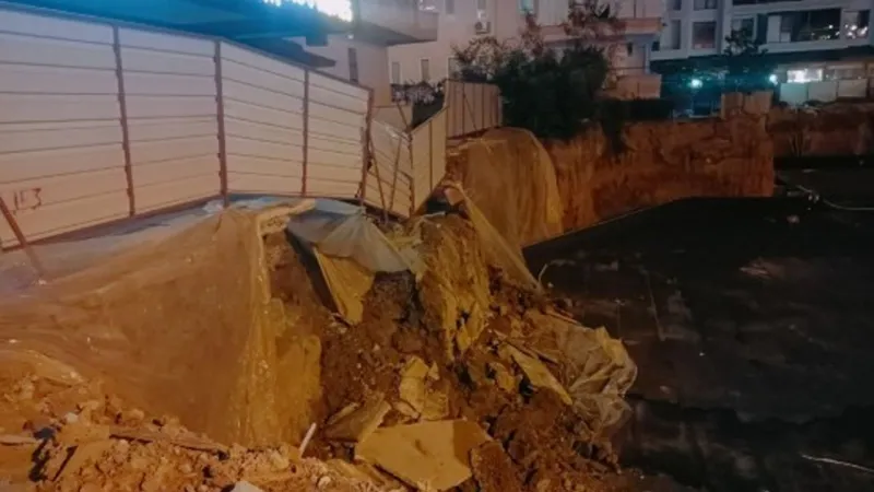 Antalya'da inşaatın koruma duvarı yıkıldı
