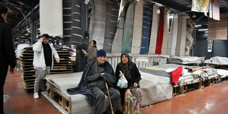 Bazı ilçelerde yurttaşlar bu geceyi de dışarıda geçirecek