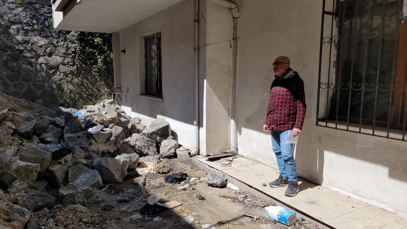 Binanın istinat duvarı çöktü; daire sahipleri ile müteahhit mahkemelik oldu