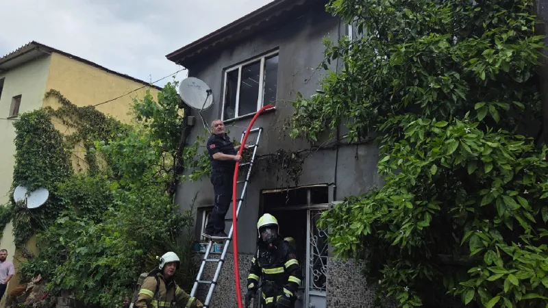 Bursa'da 2 katlı evde çıkan yangın söndürüldü