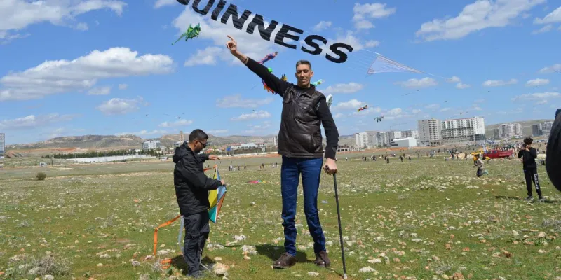 Dünyanın en uzun adamı uçurtma şenliğinde