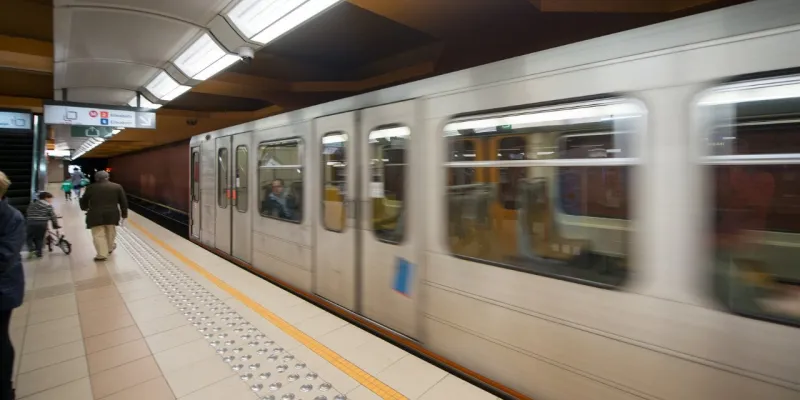 Elektrik kesintileri nedeniyle metrolar boşaltılıyor