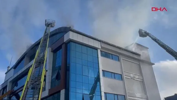 Esenyurt'ta 3 katlı fabrikada yangın!