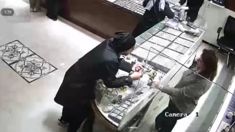  Esenyurt’ta müşteri gibi kuyumcuya girdi, 560 bin liralık bilezikleri alıp kaçtı