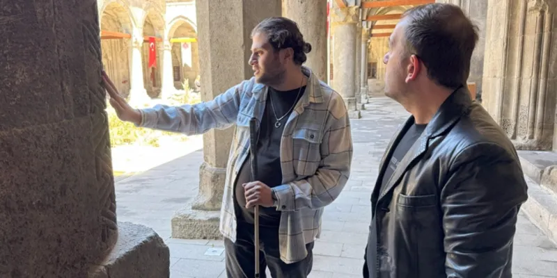 Görme engelli öğretmen tarihe ses verdi: Görmeden gitme