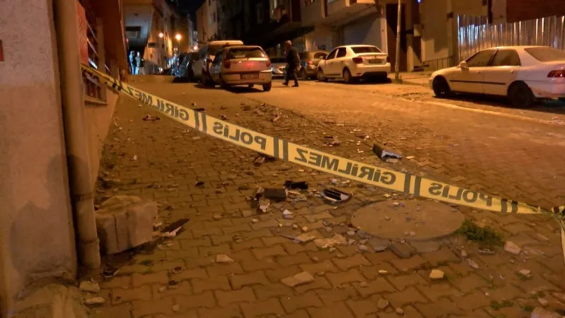İstanbul'da şiddetli rüzgar: Binanın dış cephesi koptu