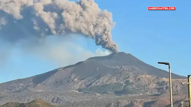 İtalya'da Etna Yanardağı kül ve lav püskürttü...
