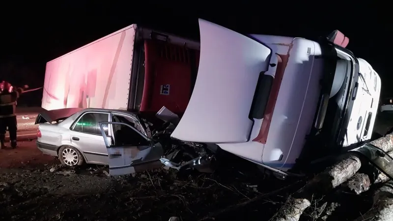 Kütahya'da devrilen tırın altında kalan otomobilin sürücüsü öldü, babası yaralandı