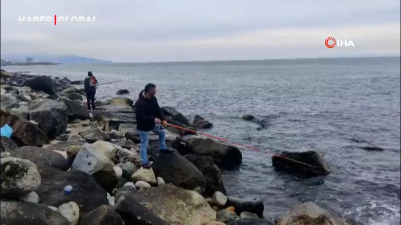 Levreklerin kafesten kaçtığını duyanlar oltaları ile sahile akın etti