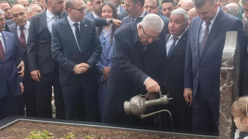 MHP'nin Kurucu Lideri Alparslan Türkeş, mezarı başında anıldı