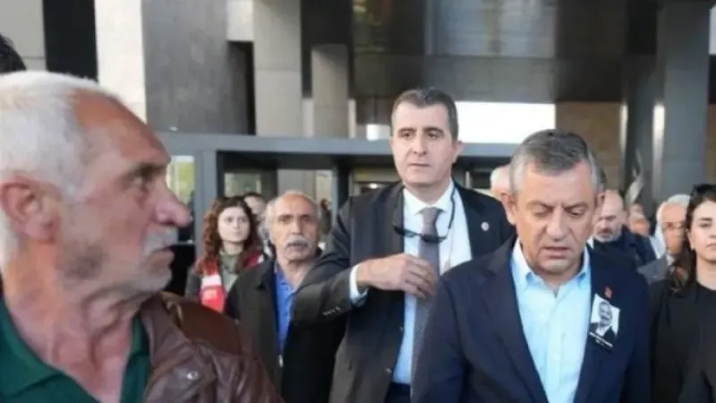 Özgür Özel'e saldırmıştı! Selçuk Tengioğlu ile CHP'li Sezgin Tanrıkulu'nun olay öncesi tokalaştığı görüntüler ortaya çıktı