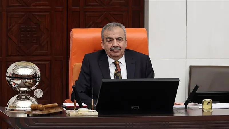 Sırrı Süreyya Önder geçirdiği kalp rahatsızlığı nedeniyle hastaneye kaldırıldı