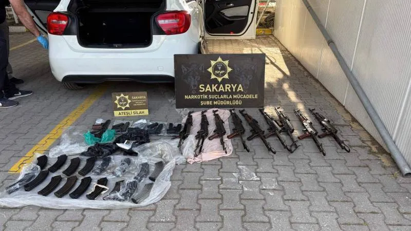 Polis memurunun aracında 9 kaleşnikof tüfek ve 5 ruhsatsız tabanca ele geçirildi