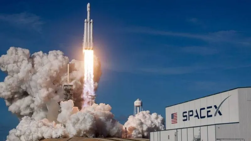 SpaceX'in Dragon kapsülü, Uluslararası Uzay İstasyonunun yörüngesini yükseltmeyi başardı