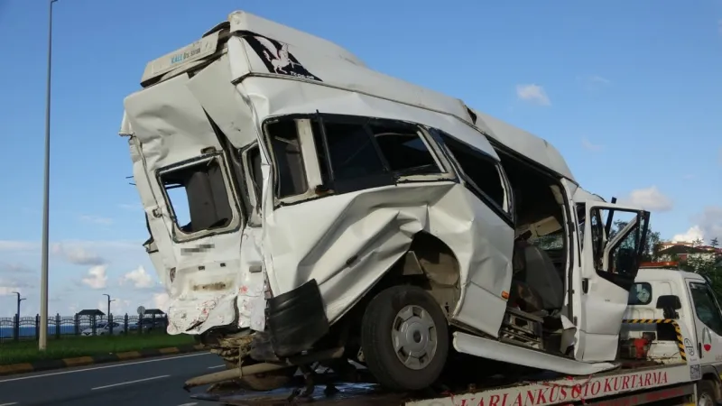 Trabzon'da Korkunç Kaza! Tır Minibüsü Ezdi: 15 Yaralı!
