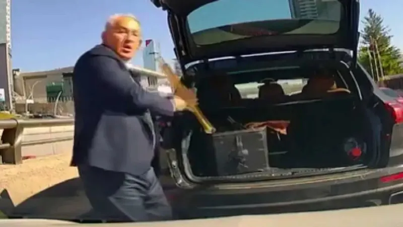 Trafikte tartıştığı kişiyi beyzbol sopasıyla tehdit eden sürücünün ehliyetine el konuldu