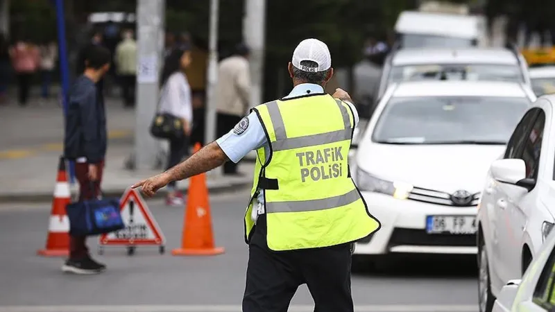 İstanbul'da Trafik Alarmı! Hangi Yollar Kapandı? İşte Alternatif Rotalar